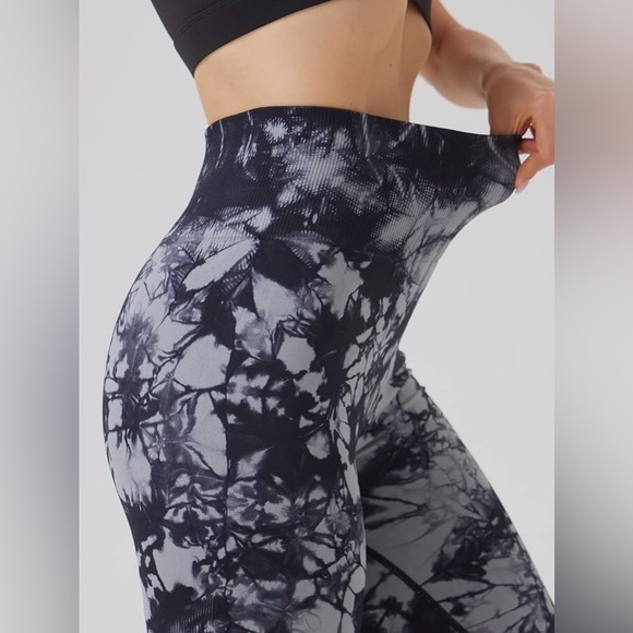 * NEW * High Waist Tummy Covering Butt Lift Tie Dye Leggings Size L - Picture 3 of 10